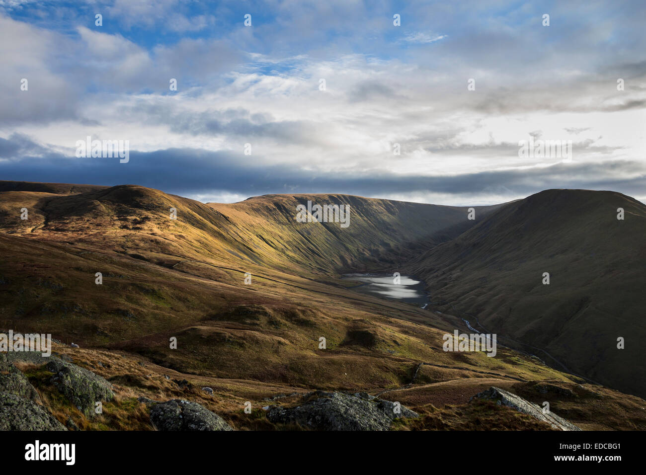 Hayswater Tarn und die Berge von Knott, High Street und grauen Felsen im Schatten von Satura Crag Seenplatte Cumbria betrachtet Stockfoto