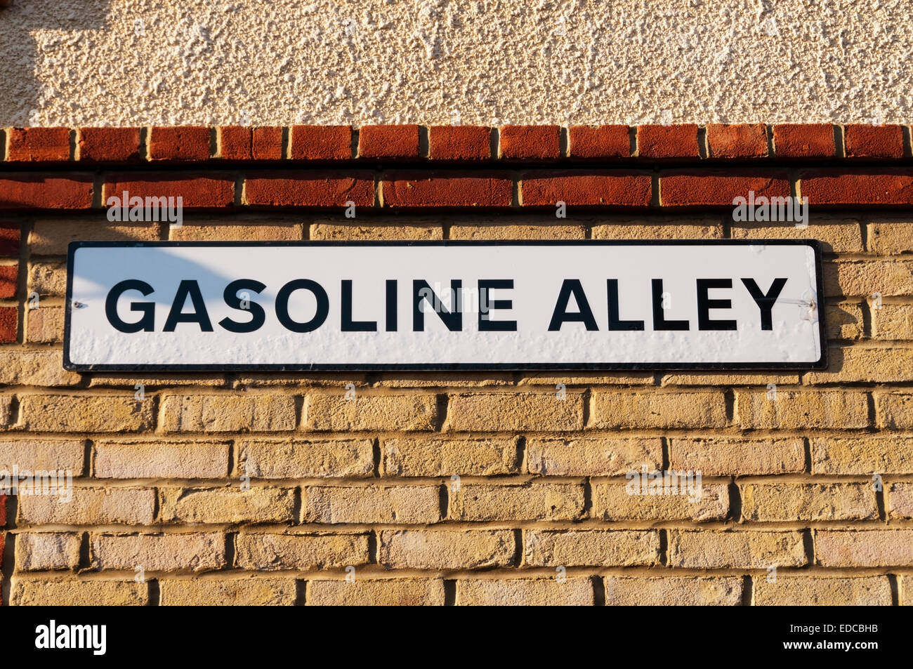 Straßenname Zeichen für Gasoline Alley in Margate. Stockfoto