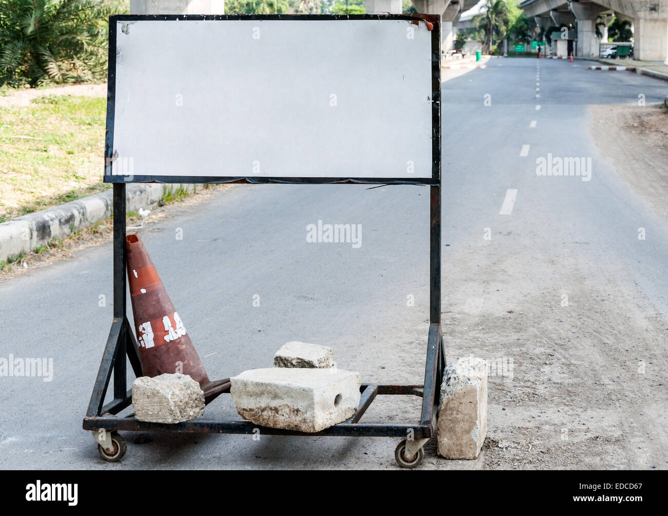 Traffic Board unter der Schnellstraße. Stockfoto