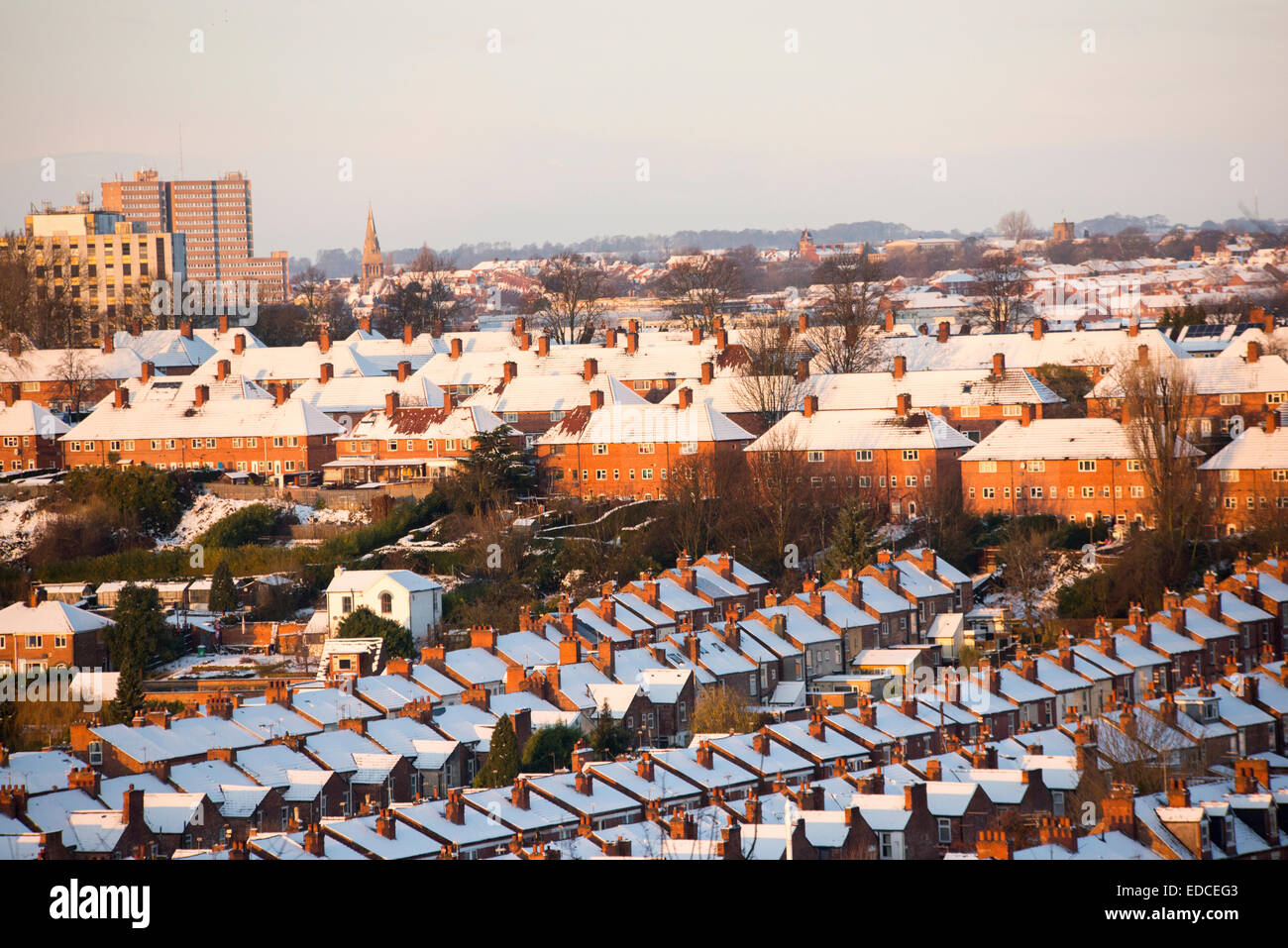 Schneebedeckte Dächer in der Stadt Nottingham, Nottinghamshire, England UK Stockfoto