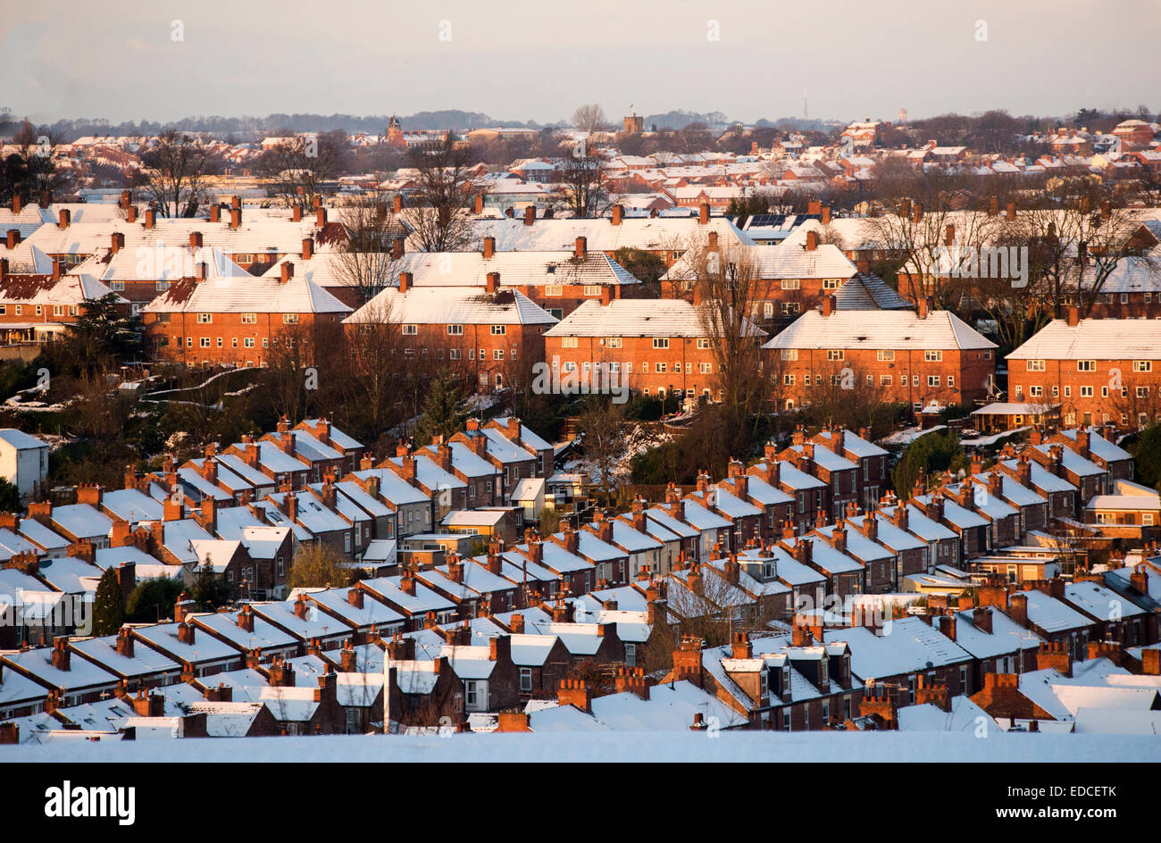 Schneebedeckte Dächer in der Stadt Nottingham, Nottinghamshire, England UK Stockfoto