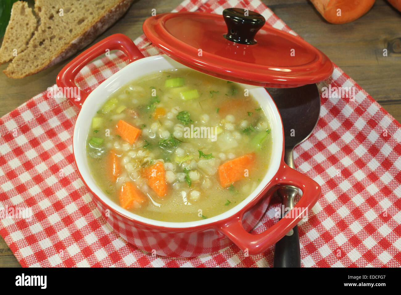 Gerstensuppe mit Karotten und Petersilie Stockfoto
