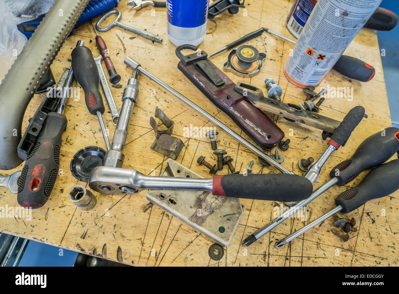 Werkzeuge auf einer Werkbank in einer Werkstatt. Stockfoto