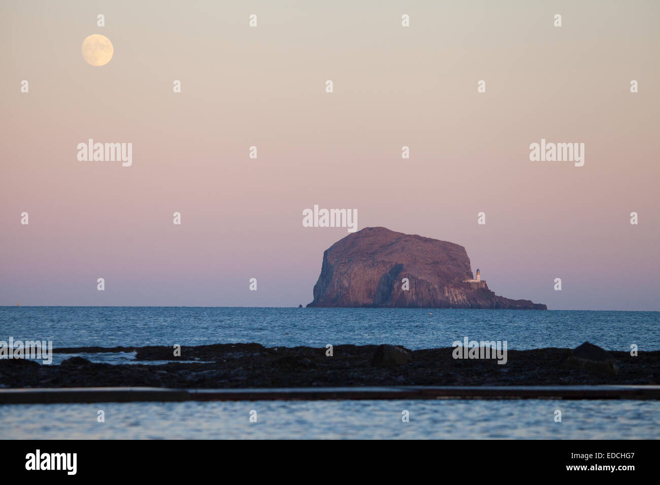 Full Moon rising Bass Rock East Lothian Schottland. Stockfoto