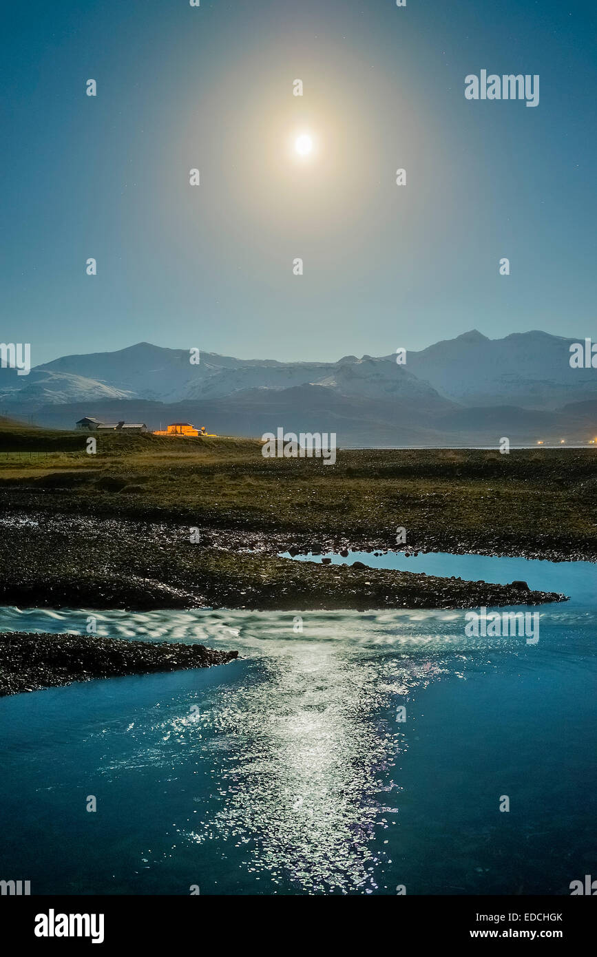 Schönen Abend bei Mondschein. Die Landschaft und Ackerland in Grundarfjordur, Island Stockfoto