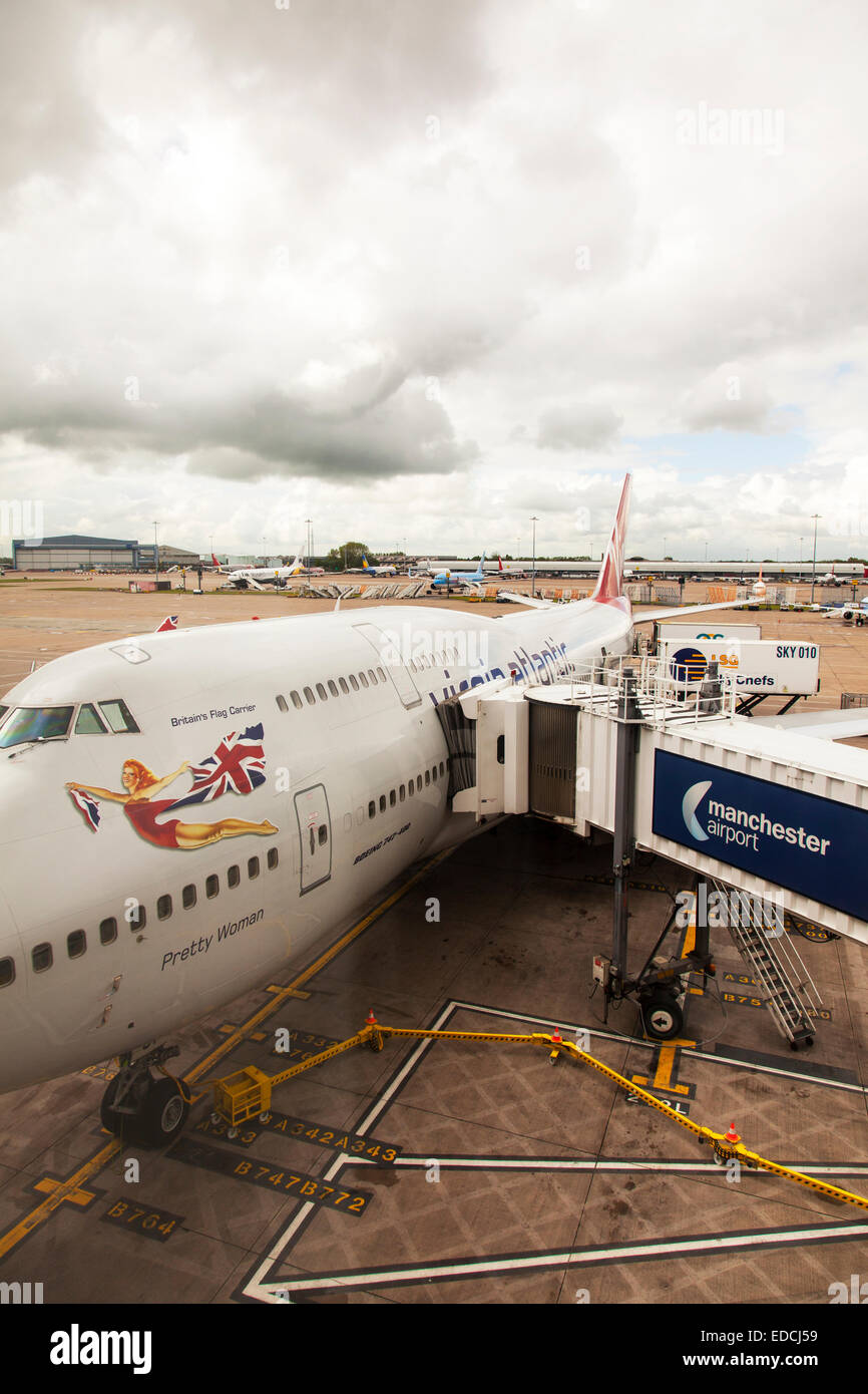 Virgin Atlantic Flugzeug Flugzeuge Parken Flughafen Manchester laden Dienstleistungen vor Flug Fluggesellschaft Flugzeug auf Asphalt Stockfoto