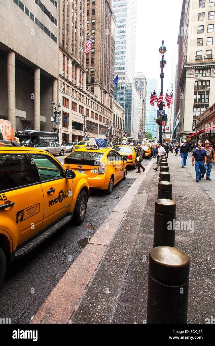 Taxi-Warteschlange des gelben Taxis taxis Manhattan New York City New York NYC USA Amerika Vereinigte Staaten Stockfoto