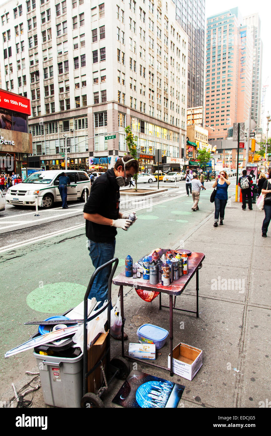 Menschen auf der Straße mit Spray Aerosol Dosen um Kunst Manhattan New York NY NYC USA Amerika Vereinigte Staaten machen Stockfoto
