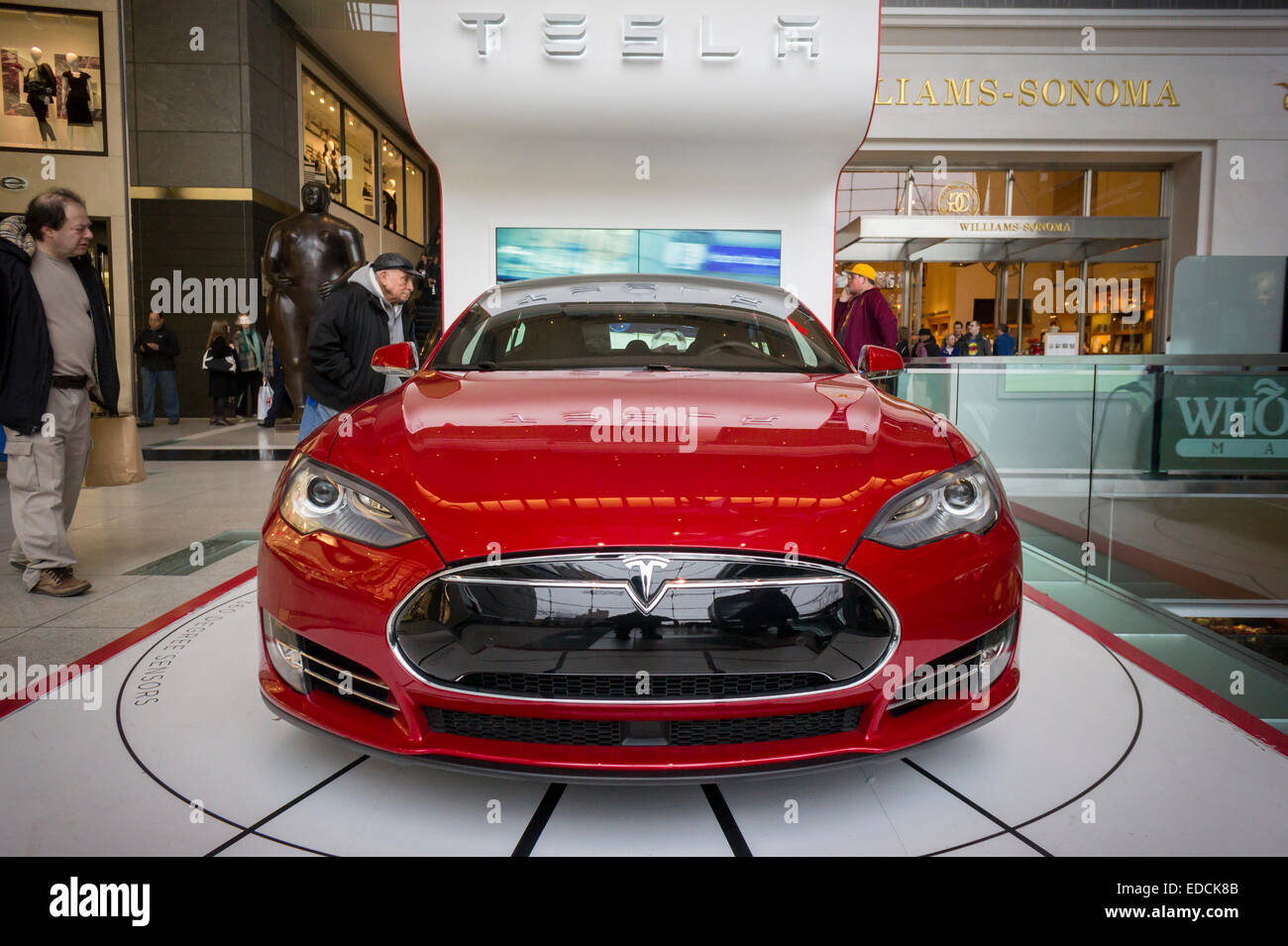 Ein Tesla Roadster Model S auf dem Display im Atrium des Time Warner Center in New York am Sonntag, 4. Januar 2015. Tesla wird berichtet, dass eine "Schlange-wie" Roboter-Ladegerät in den Werken haben. Die Gebühr wird von der Wand entstehen und automatisch eine Verbindung zu Ihrem Modell S Roadster. (© Richard B. Levine) Stockfoto