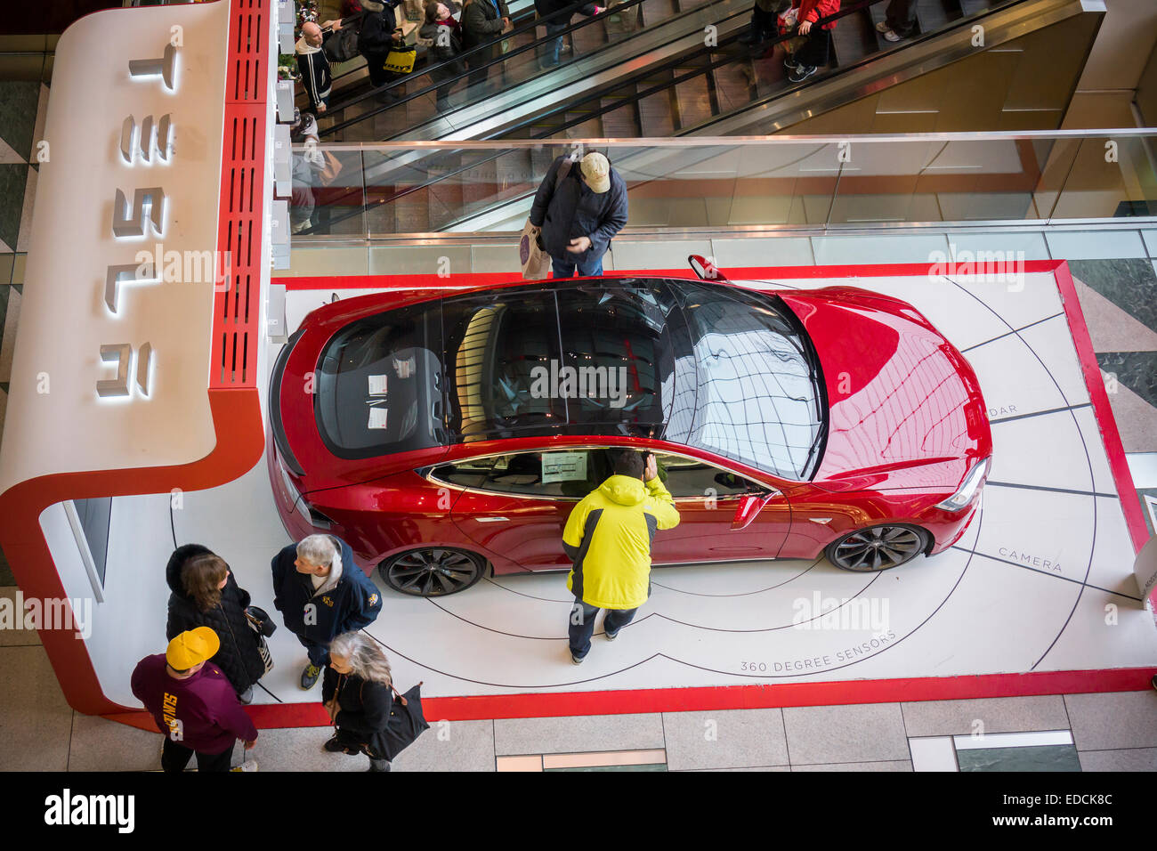 Ein Tesla Roadster Model S auf dem Display im Atrium des Time Warner Center in New York am Sonntag, 4. Januar 2015. Tesla wird berichtet, dass eine "Schlange-wie" Roboter-Ladegerät in den Werken haben. Die Gebühr wird von der Wand entstehen und automatisch eine Verbindung zu Ihrem Modell S Roadster. (© Richard B. Levine) Stockfoto