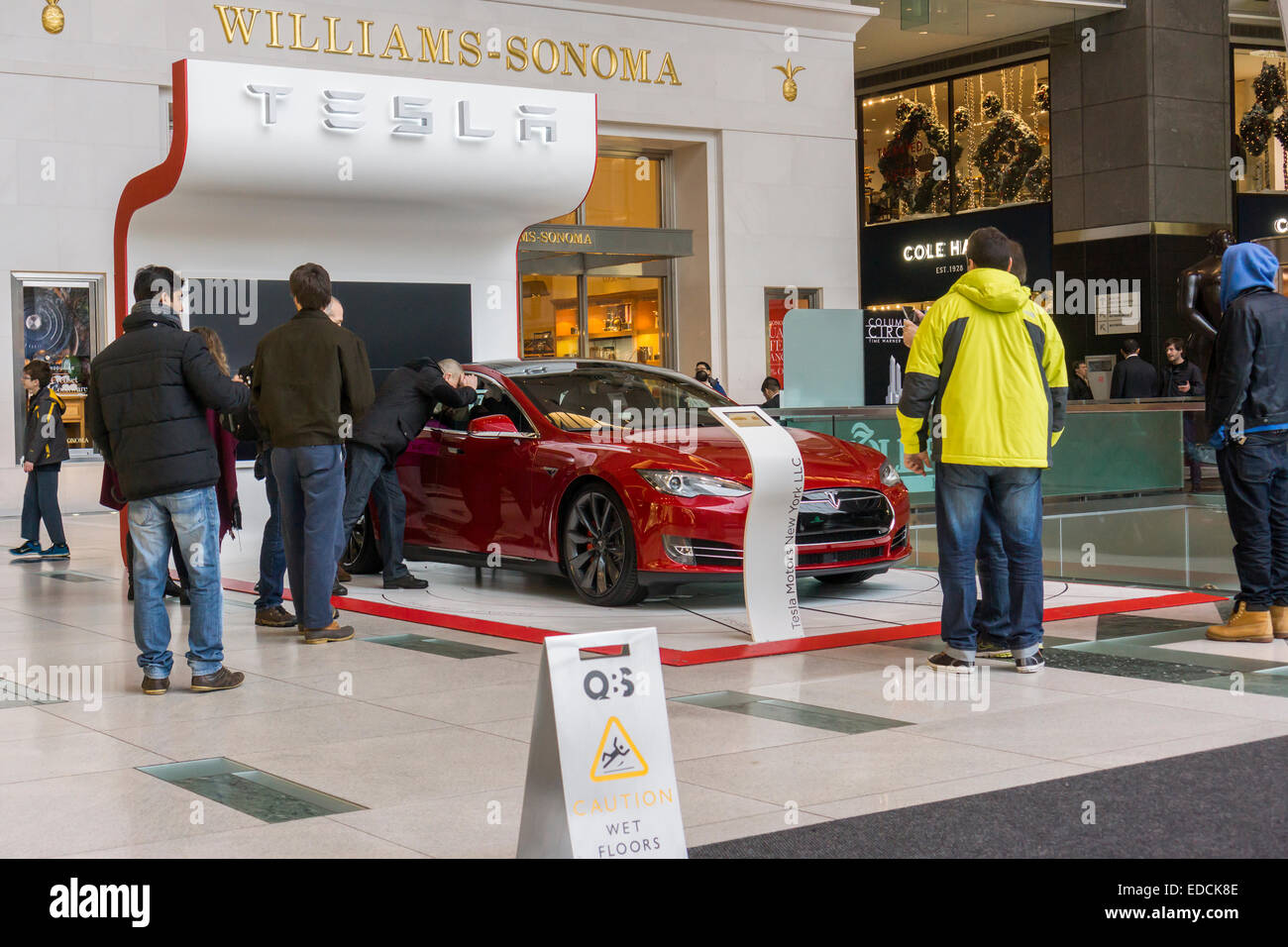 Ein Tesla Roadster Model S auf dem Display im Atrium des Time Warner Center in New York am Sonntag, 4. Januar 2015. Tesla wird berichtet, dass eine "Schlange-wie" Roboter-Ladegerät in den Werken haben. Die Gebühr wird von der Wand entstehen und automatisch eine Verbindung zu Ihrem Modell S Roadster. (© Richard B. Levine) Stockfoto