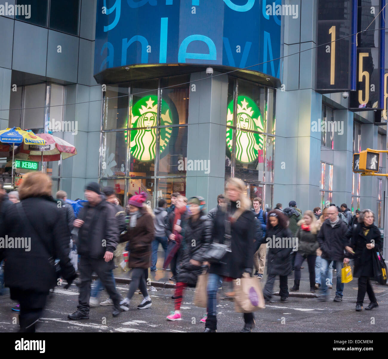 Menschenmassen weitergeben Sonntag, 4. Januar 2015 ein Starbucks-Café auf dem Times Square in New York. (© Richard B. Levine) Stockfoto