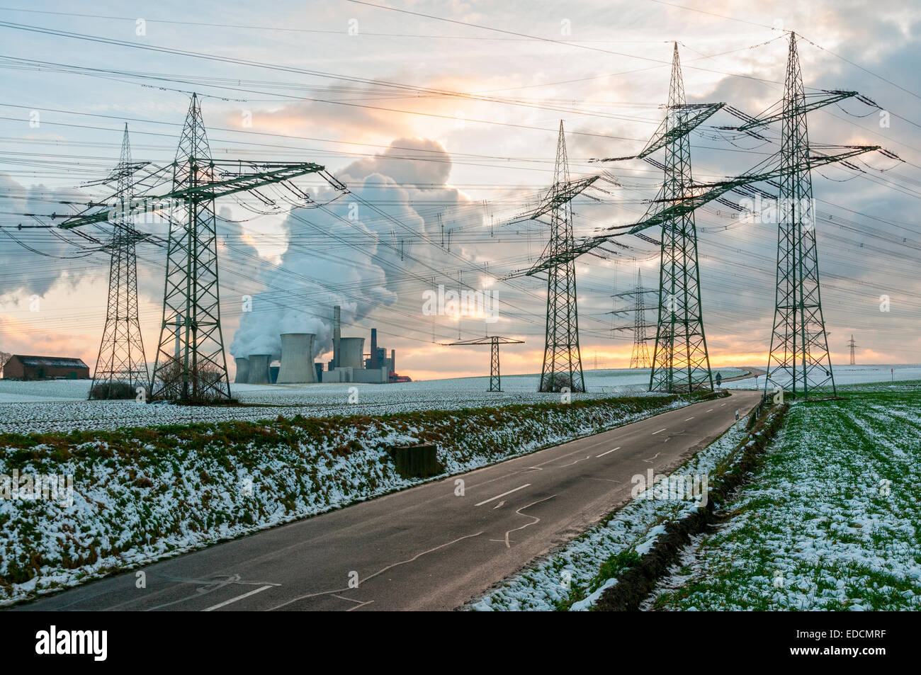 Stromleitungen & Kohle abgefeuert Kraftwerk im Winter, Deutschland. Stockfoto