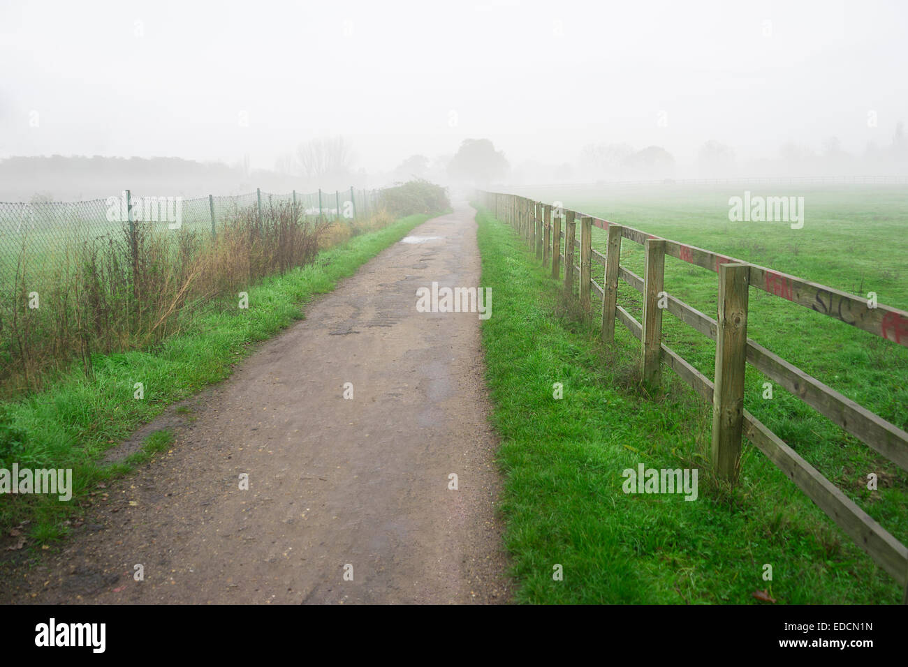 Blick auf die englische Landschaft im Nebel, Holzzaun vorhanden Stockfoto