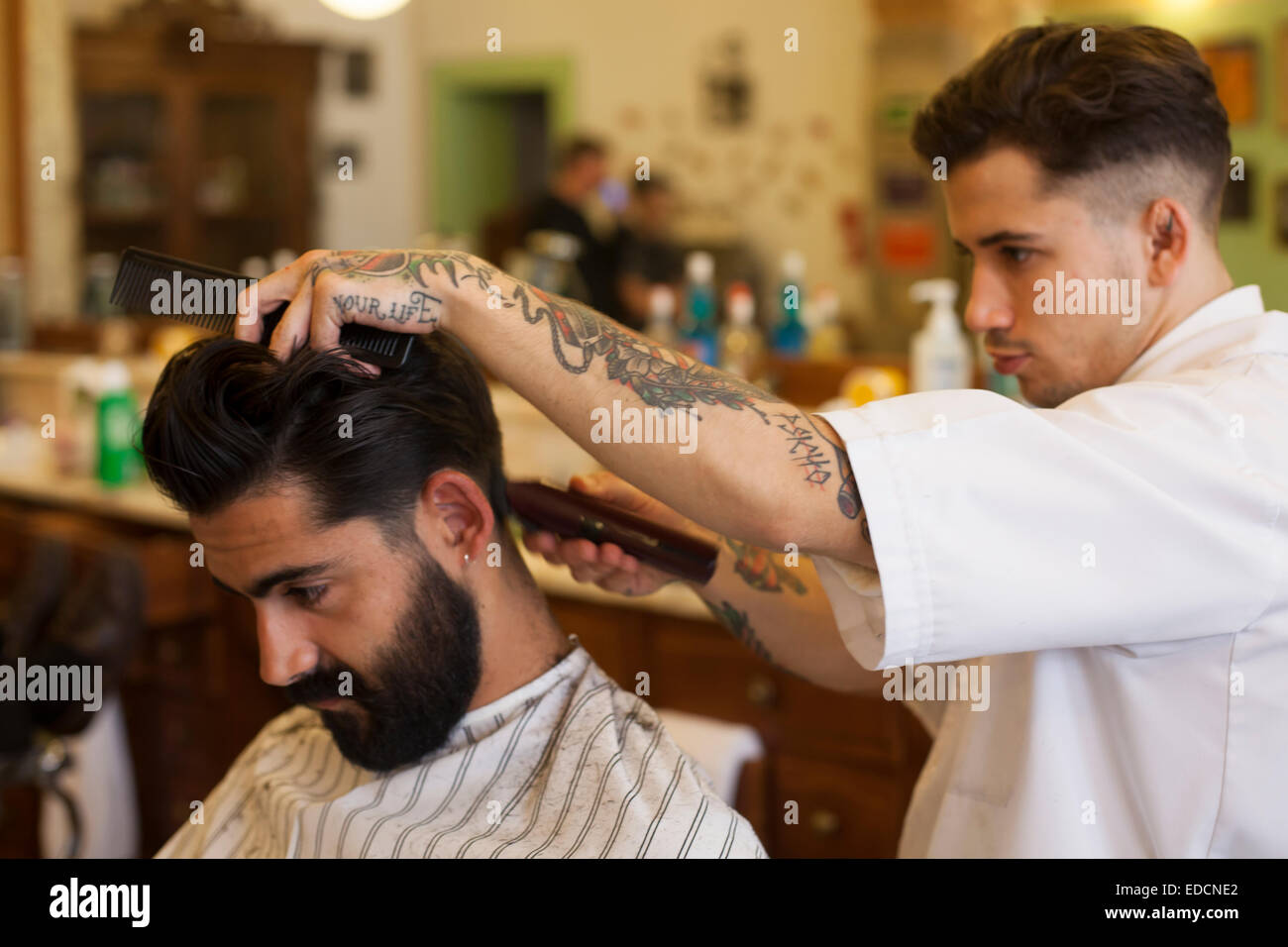 Figaro S Barbershop Barbershop Manner Nur Spezialisiert Auf Klassische Haarschnitte Von 1920 Bis 1950 Und Warmes Handtuch Rasiermesser Rasiert In Lissabon Portugal Stockfotografie Alamy