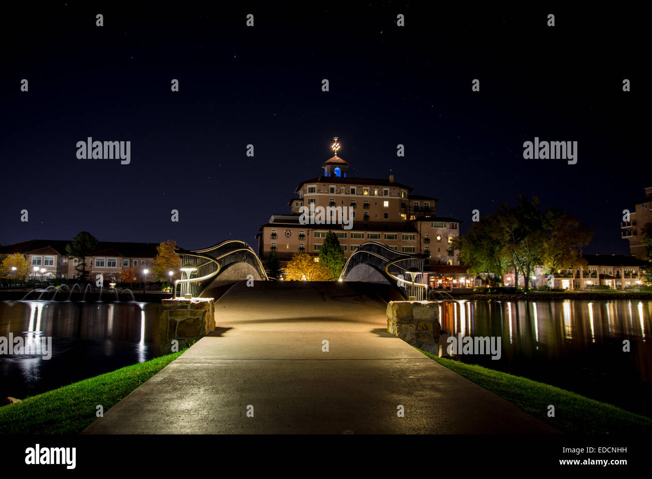 Das luxuriöse Broadmoor Hotel in Colorado Springs in der Nacht Stockfoto