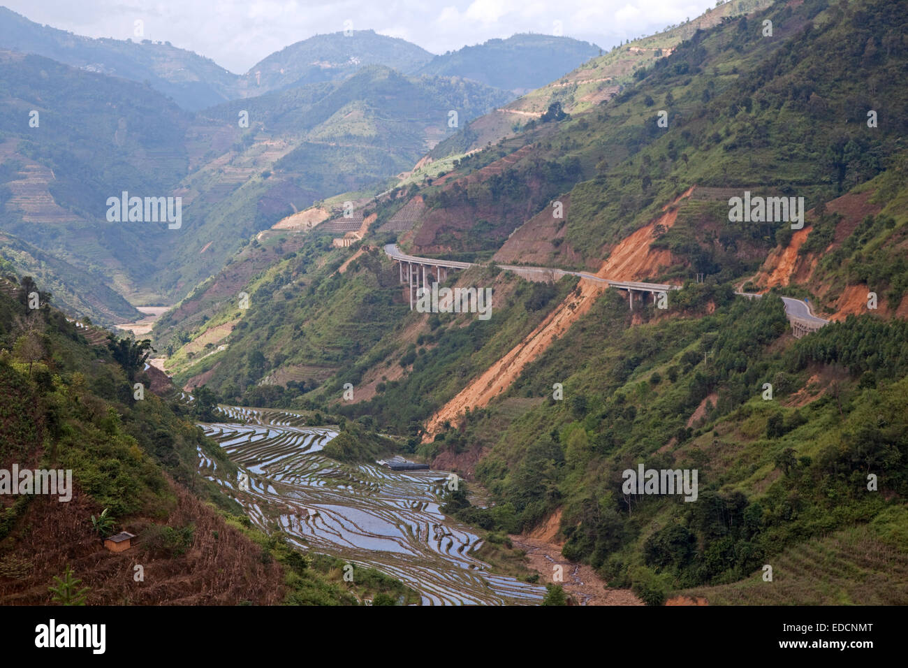 Chinesische Schnellstraße und terrassierten Reisfelder am Hang in der Yunnan Provinz, China Stockfoto