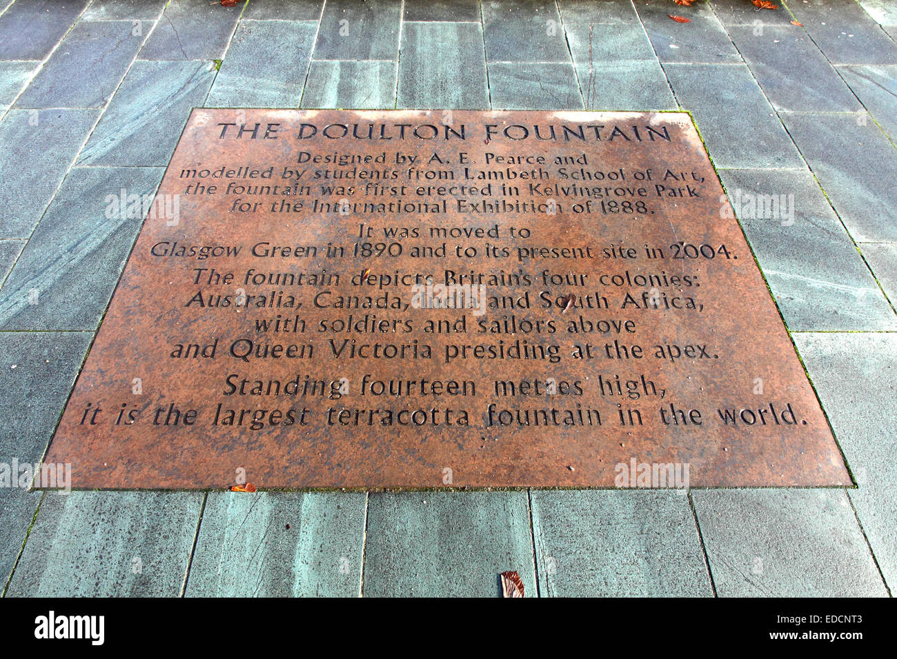 Geschnitzten Stein Informationstafel unten Doulton Brunnen in Glasgow Green, Schottland Stockfoto