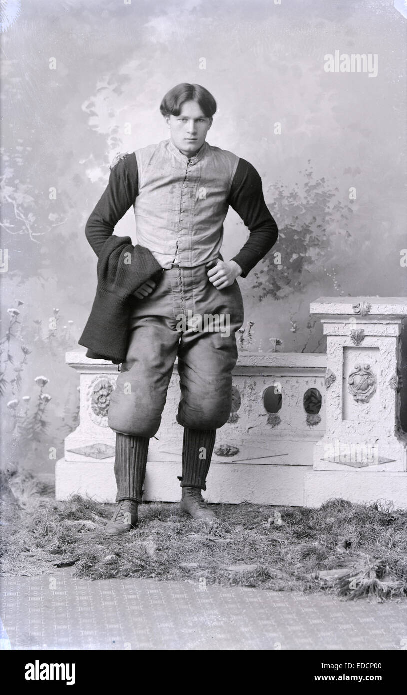 Antike ca. 1900 Foto, Princeton University ist Ralph Tipton Davis. Ralph Tipton Davis (ca. 1880 – 23. Mai 1934) war ein US-amerikanischer American-Football-Spieler. Er spielte Hochschulfußball an der Princeton University und war ein Konsens All-American im Jahr 1901. Er spielte auch für die Princeton Baseball und Track. Im Jahre 1902 er gewann die intercollegiate Meisterschaft in den Hammerwurf und einen kollegialen Rekord mit einem Wurf von 164 Fuß 10 Zoll. Im Jahr 1939 erstellt Daviss ehemaligen Klassenkameraden ein Stipendienfonds in seinem Namen vergeben werden, damit ein Student aus Phillips Academy, Princeton besuchen können. Stockfoto