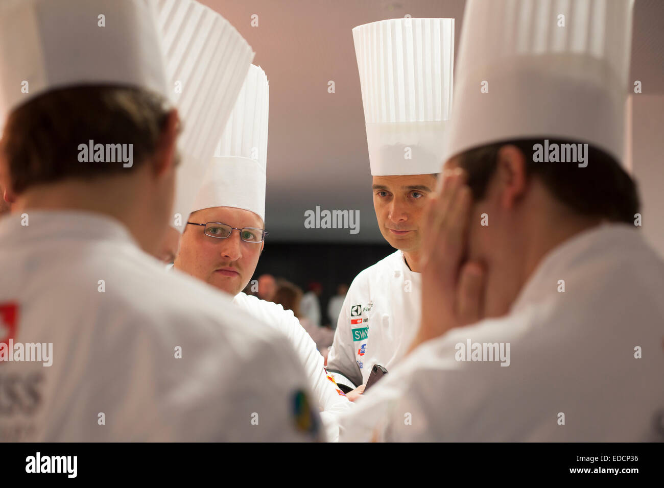 Köche warten auf der Eröffnungsfeier des The Villeroy & Boch Culinary World Cup, Luxemburg. Stockfoto