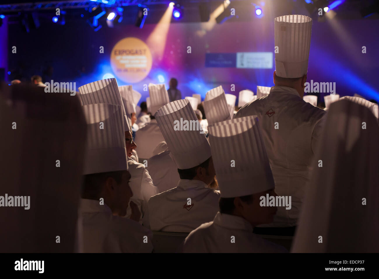 Köche warten auf der Eröffnungsfeier des The Villeroy & Boch Culinary World Cup, Luxemburg. Stockfoto