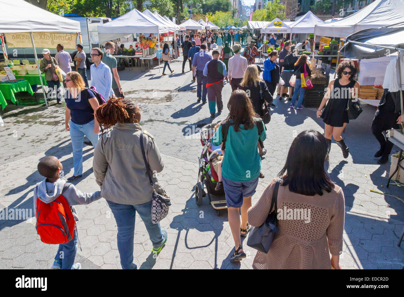 Wandern in den Bauernmarkt in Union Square in New York City Shopper. Stockfoto