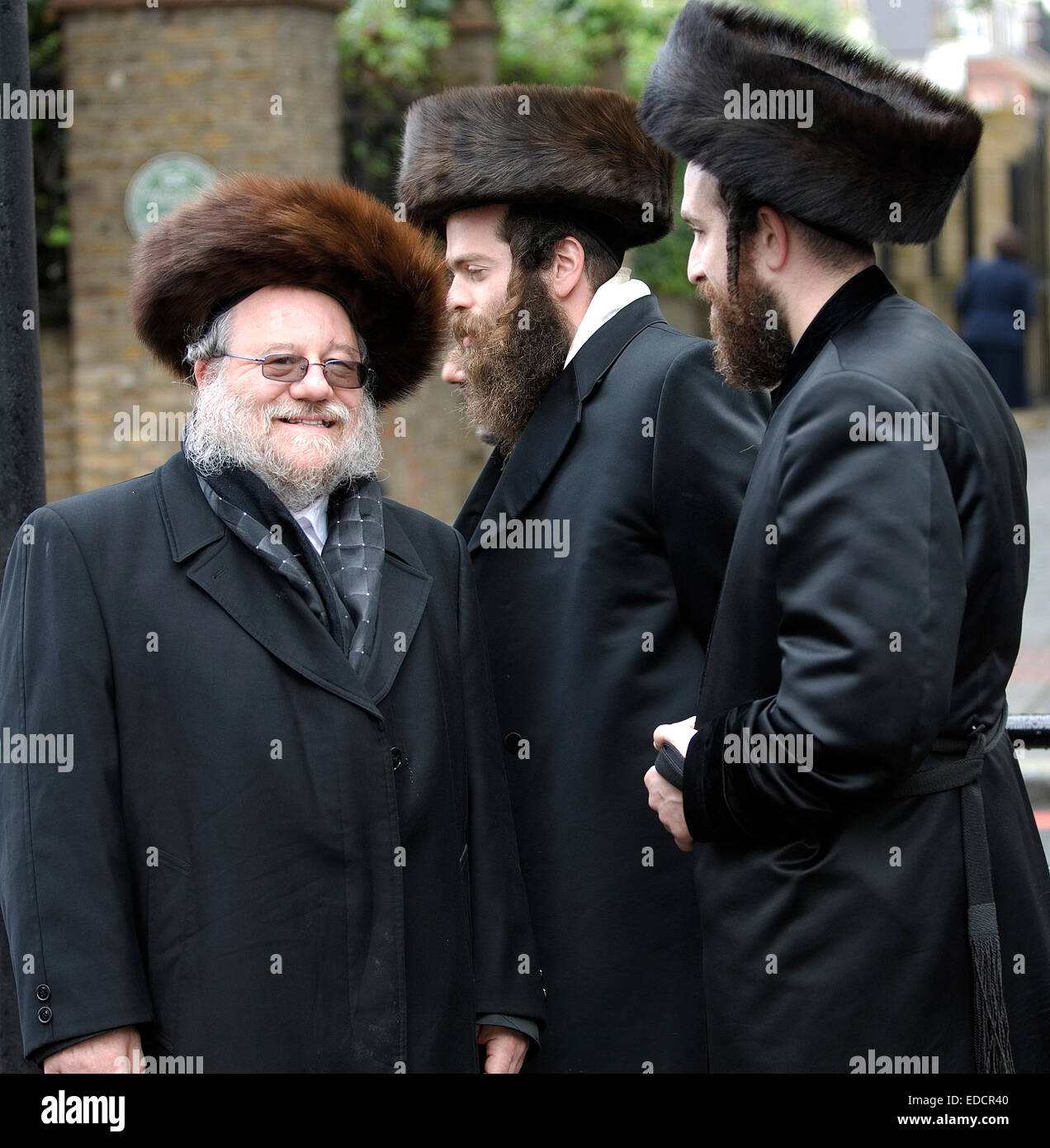 Orthodoxe Juden Chat in Stamford Hill Stockfoto