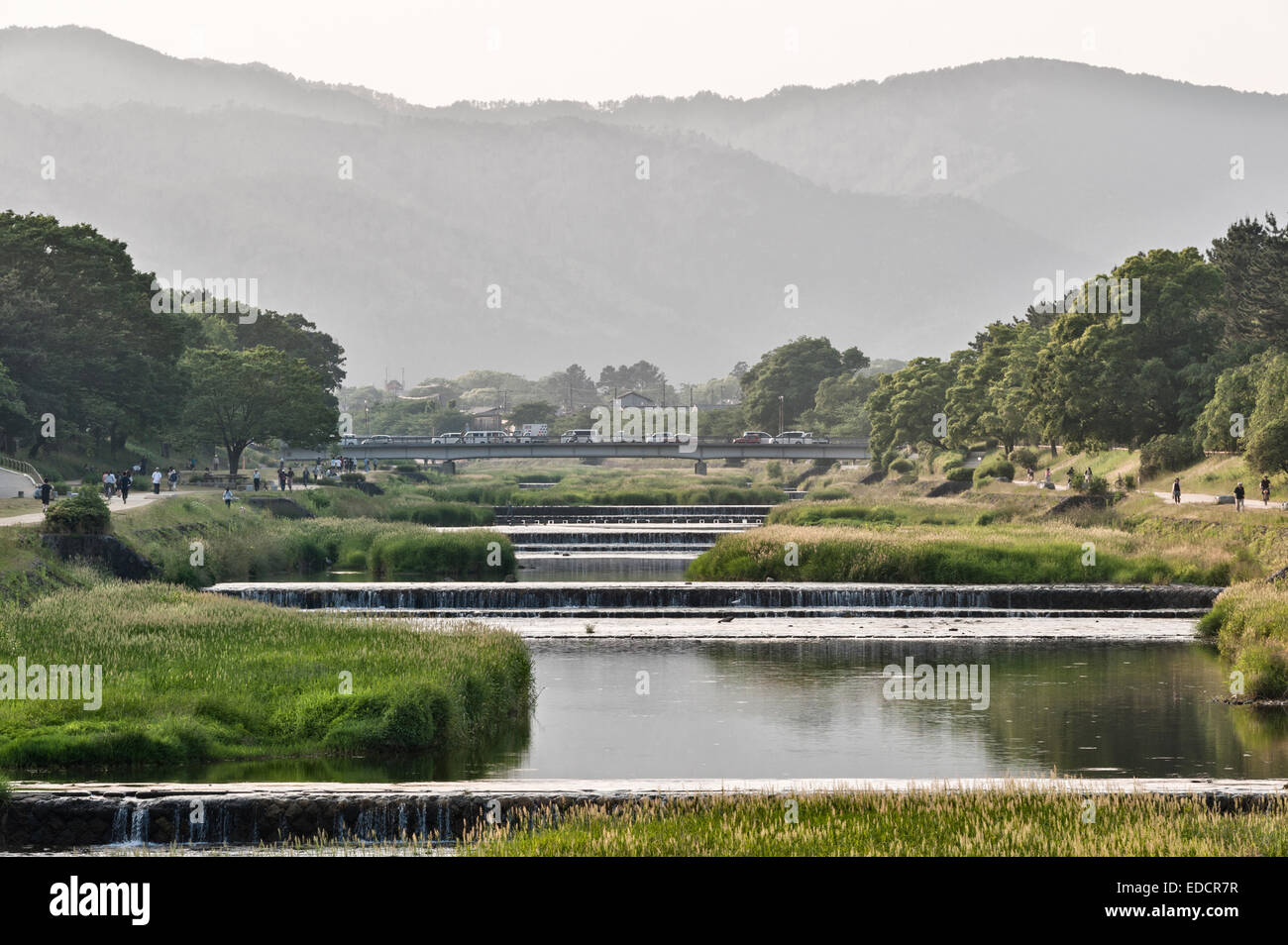 Der Kamo River fließt durch Kyoto, Japan Stockfoto