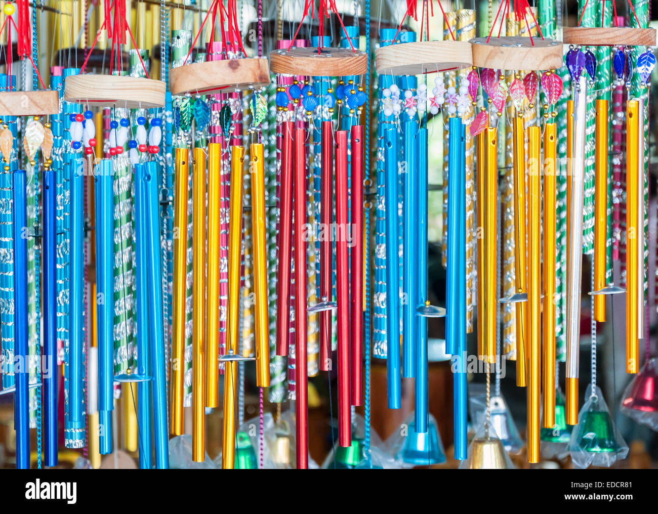 Bunte Metall mobile hängt an der Vorderseite der Souvenir-Shop. Stockfoto