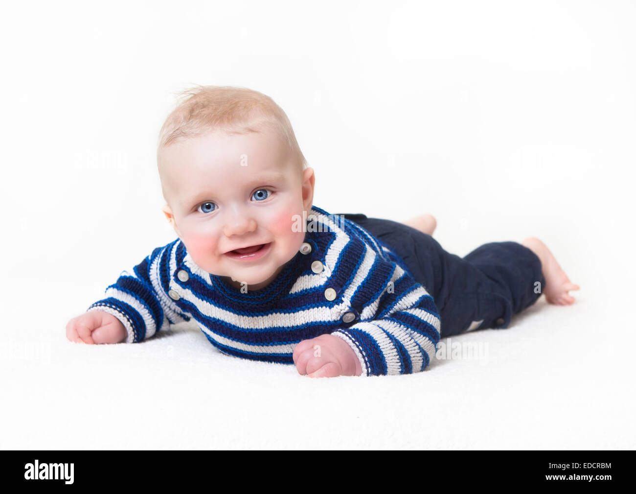 Baby mit blauen Augen lügen aussehende Kamera, weißer Hintergrund Stockfoto