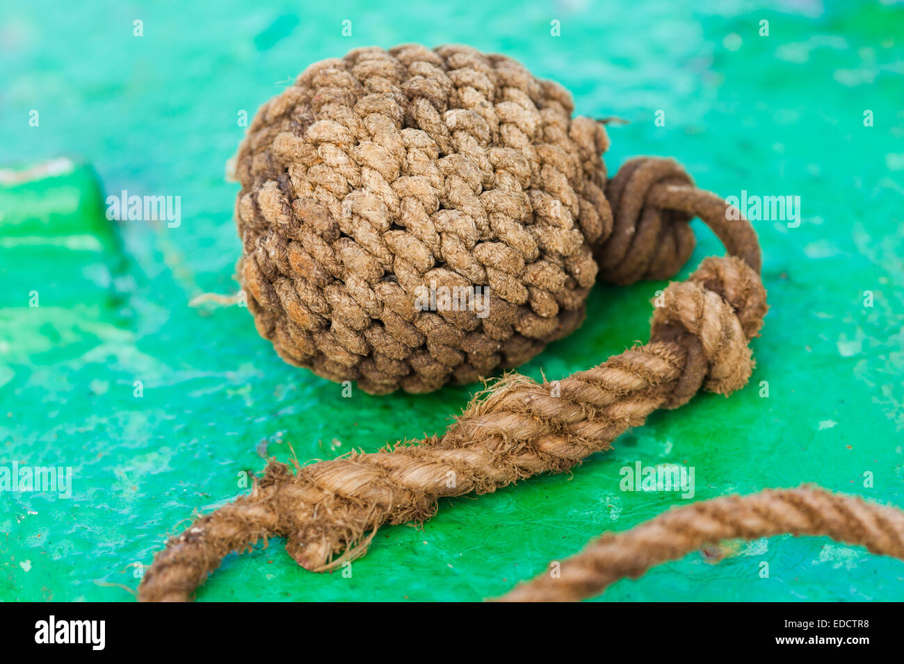 Wicker Kugel zum Werfen eines dünnen Seils Stockfoto