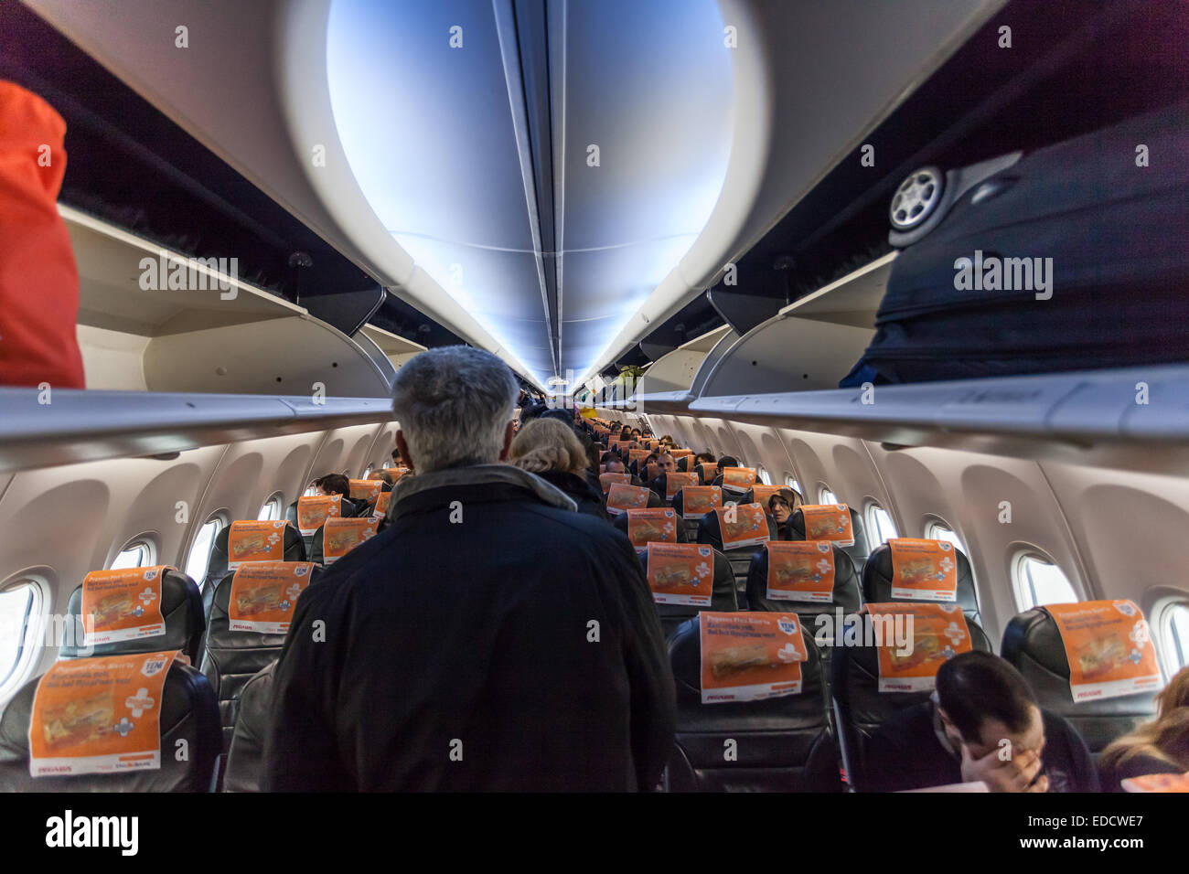 Innerhalb einer Boeing 737-800 von Pegasus-Airline am Flughafen Frankfurt  Stockfotografie - Alamy