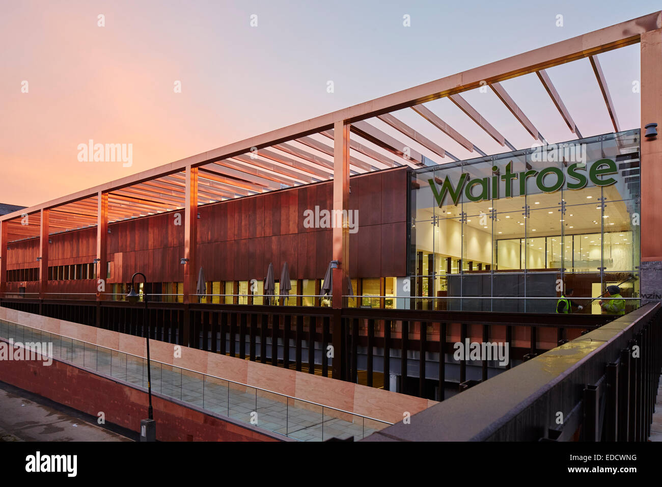 Sonnenuntergänge an bis Markt Supermarktkette Waitrose Chester Superstore in Cheshire UK an der Seite von Shropshire Union Canal Stockfoto