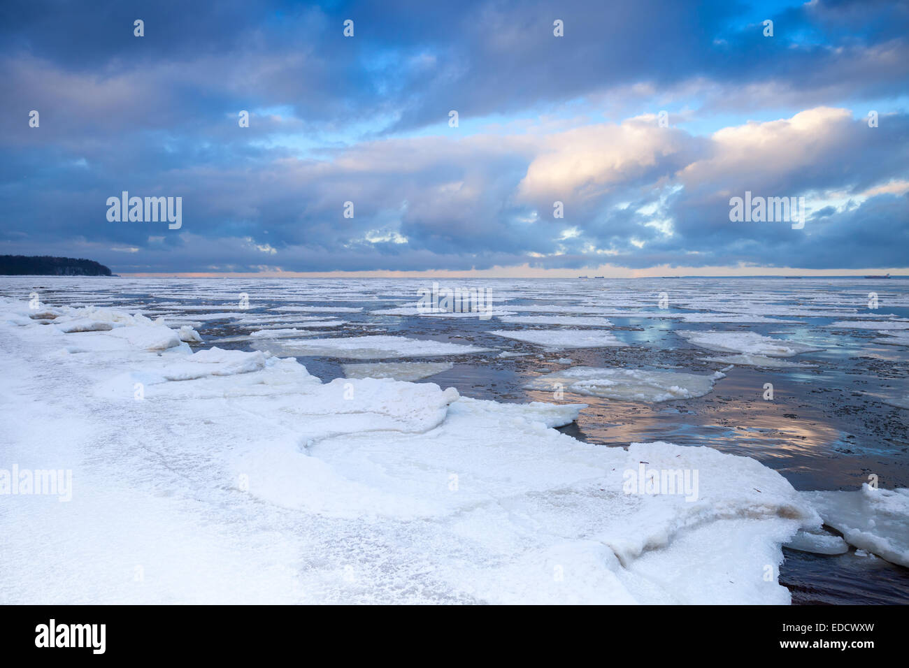 Winter-Küstenlandschaft mit schwimmendes Eis auf stilles Wasser. Golf von Finnland, Russland Stockfoto