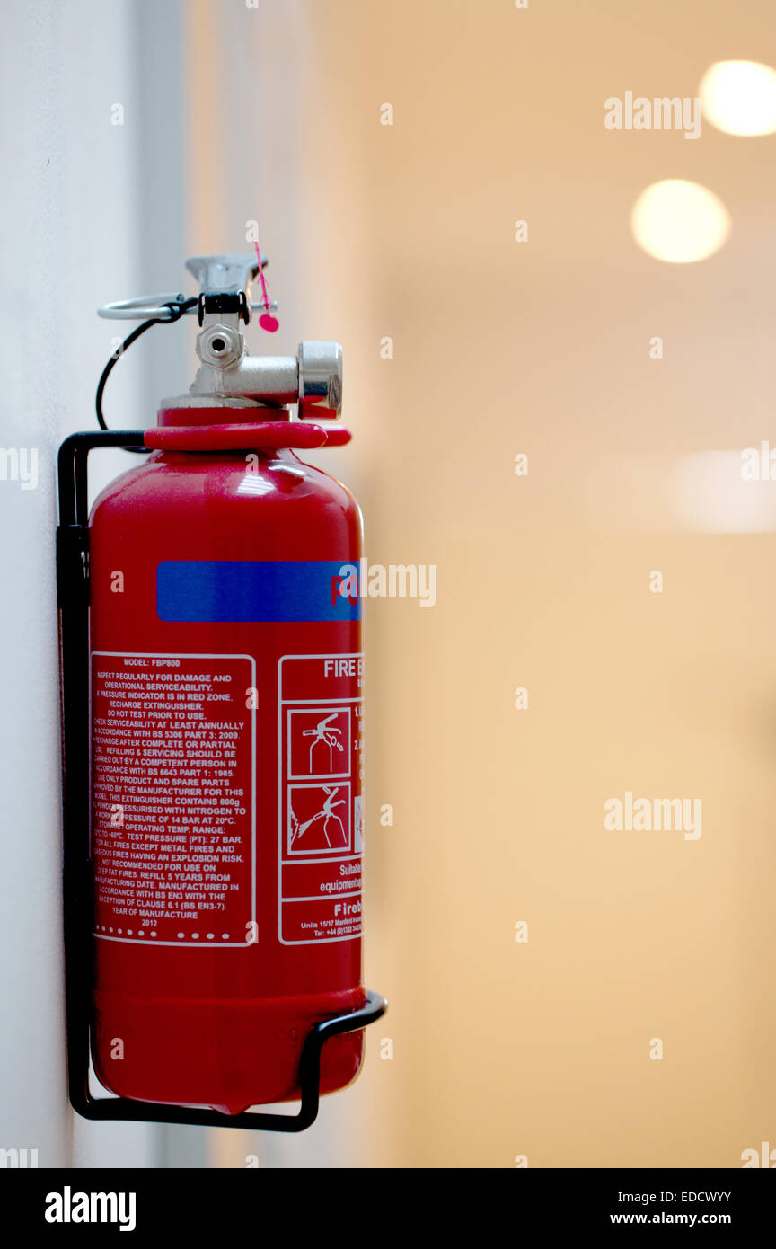 Feuerlöscher an der Wand hängen Stockfotografie - Alamy