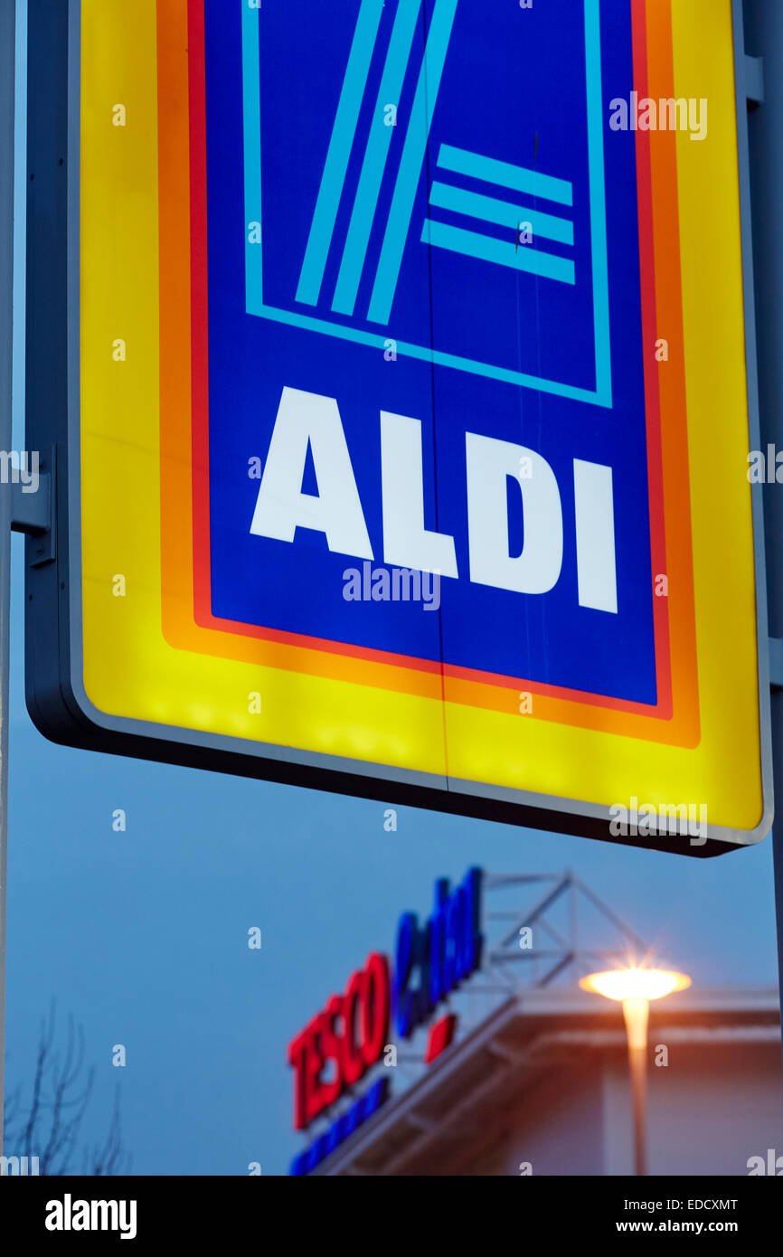 Aldi Long Eaton Nottingham Zeichen umrahmt von Tesco Extra Zeichen Stockfoto