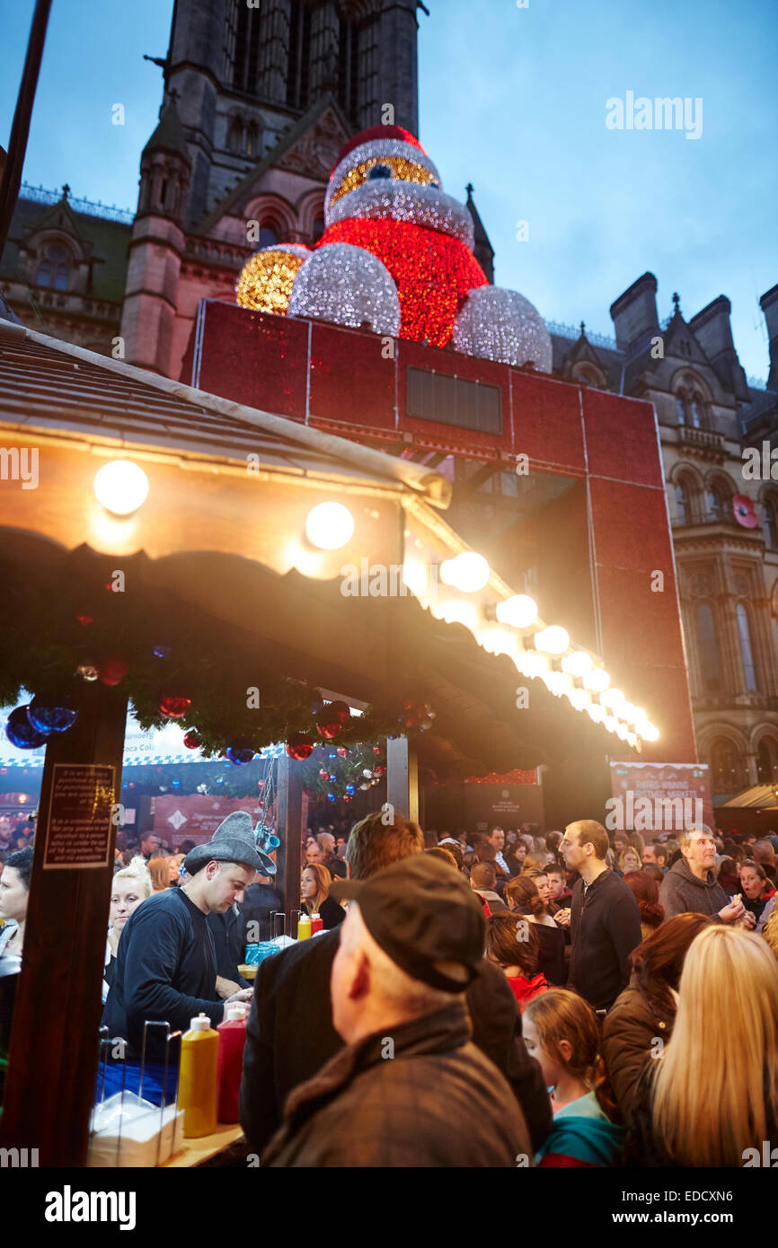 Deutsche Weihnachtsmärkte Manchester und Lichter 2014 Menschenmassen Bild am Albert Square Stockfoto