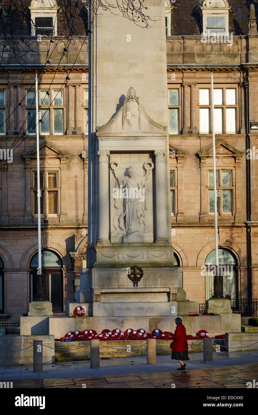 Preston Stadtzentrum in Lancashire, The Preston Kenotaph steht im Marktplatz, Preston, Lancashire, England, und ist ein Denkmal Stockfoto