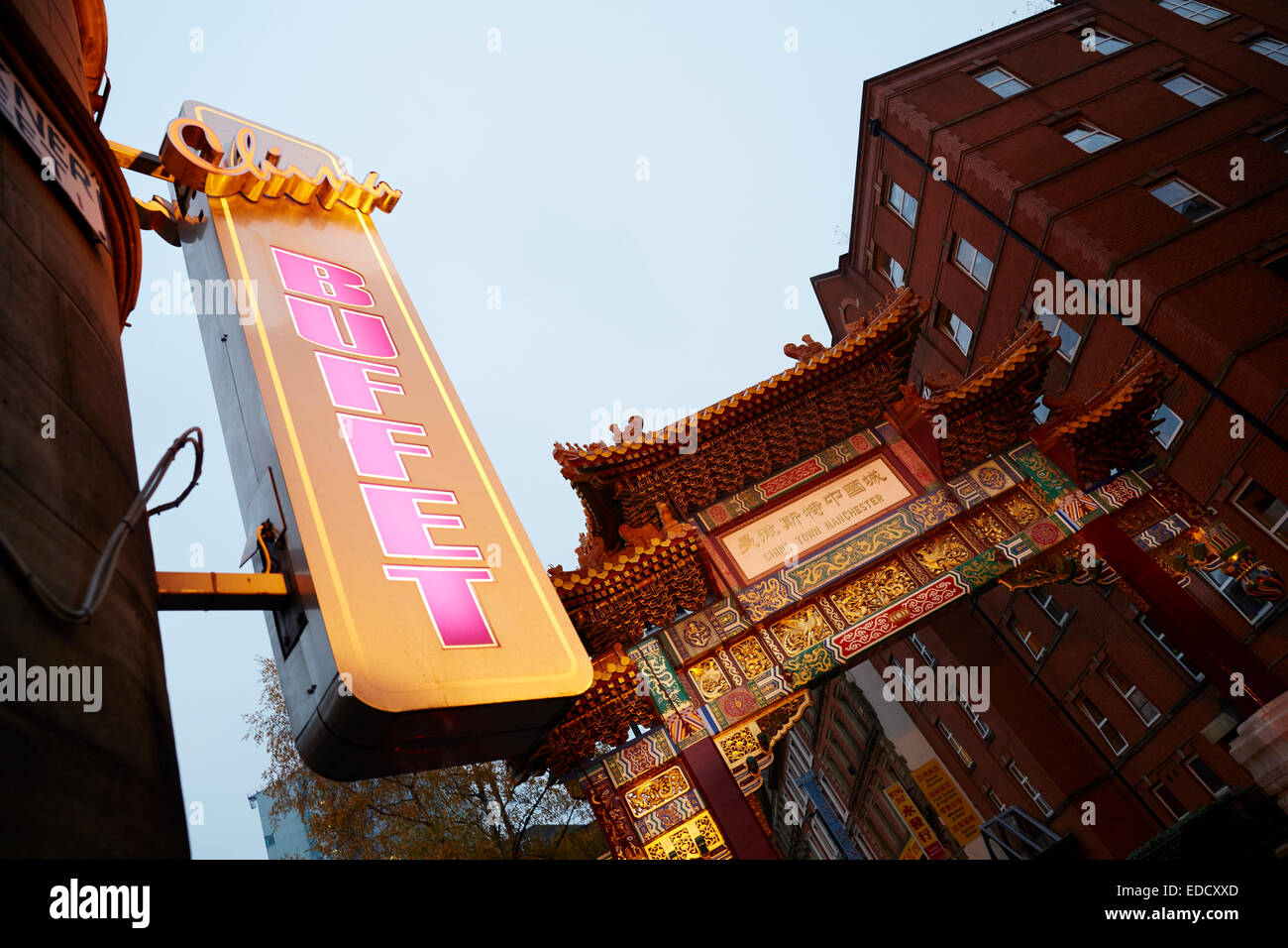 Manchesters China Town goldener Bogen in der Nacht, den Torbogen Faulkner Street gelegen und made in China restauriert im Jahr 2012 Stockfoto