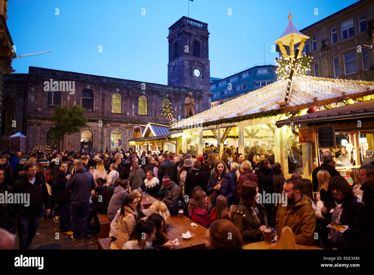 Manchesters deutsche Weihnachtsmärkte in St Annes Platz Manchester UK Stockfoto