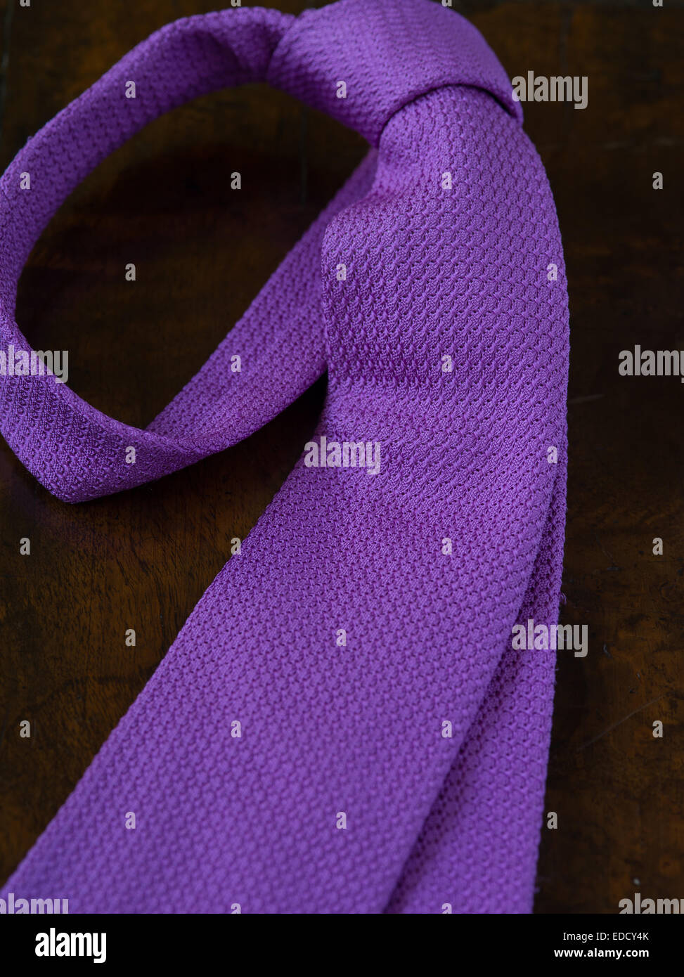 Lavendel Seide Krawatte auf Nussbaum Schreibtisch Stockfoto