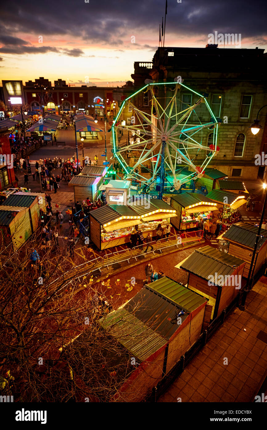 Ashton unter Lyne Tameside, große Riesenrad und Weihnachtsmarkt auf dem Marktplatz Stockfoto