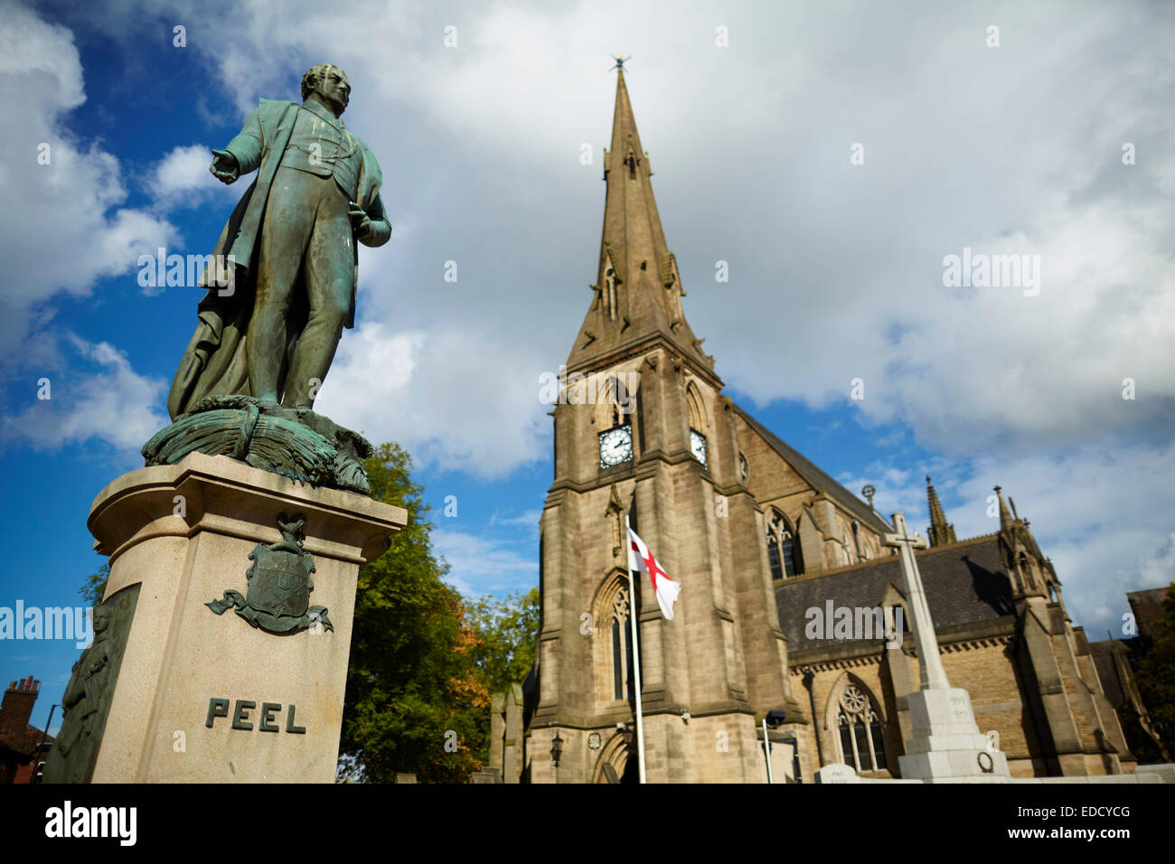 Sir Robert Peel Statue in bury Lancashire UK. Das Peel-Denkmal neben St. Maria die Jungfrau Kirche Stockfoto