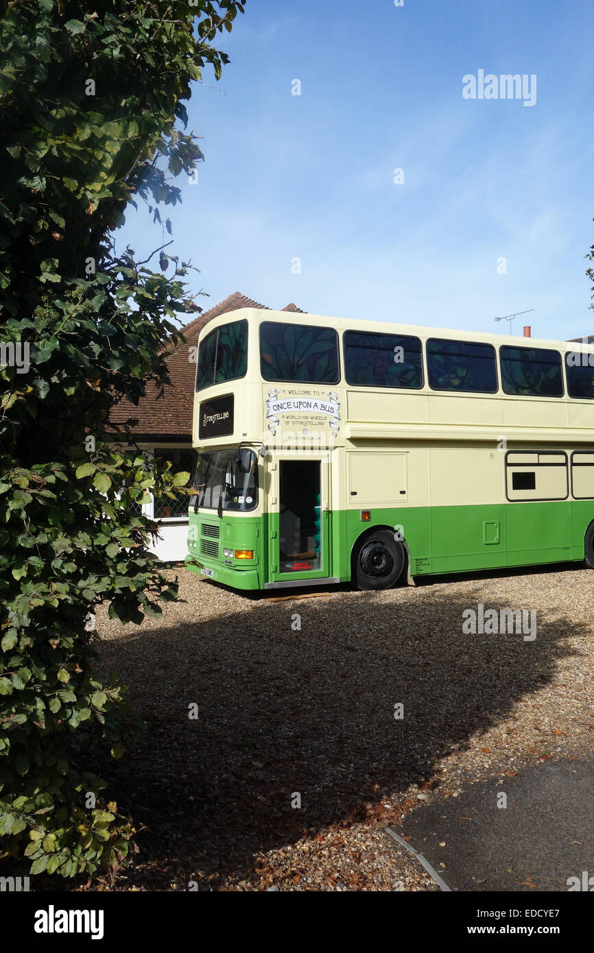 Wie oft findest du einen Doppeldecker-Bus geparkt in Ihrem Garten? Nun habe ich in Maidenhead, Berkshire. Stockfoto