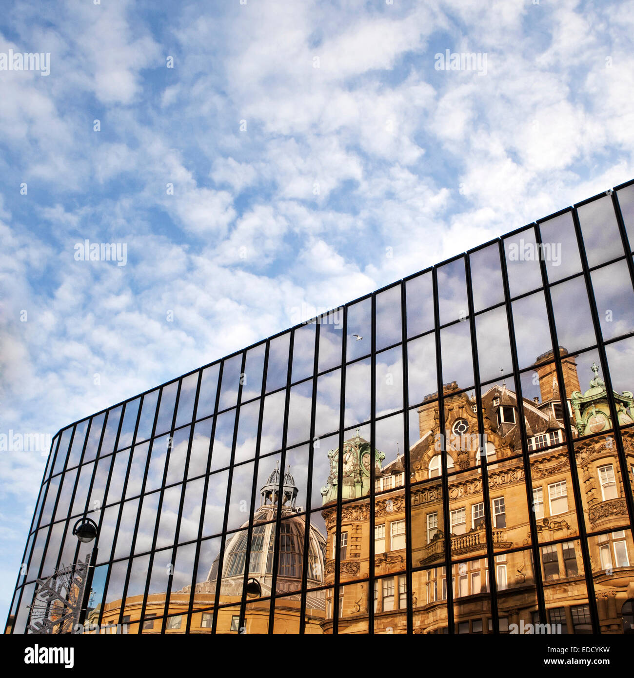 Reflexion eines alten Gebäudes in einem neuen Glasgebäude Stockfoto