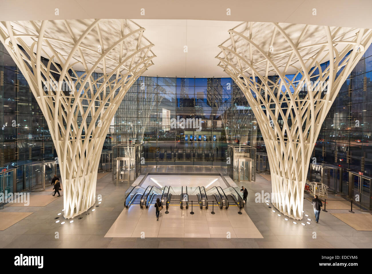 Path train Eingang von der Lobby des World Financial Center in der Dämmerung aufgenommen. World Trade Center im Hintergrund sichtbar ist. Stockfoto