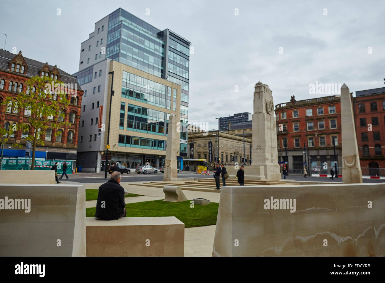 Manchester Stadtzentrum, ManchesterTown Hall Hintereingang mit Manchesters Kenotaph verlegt Stockfoto