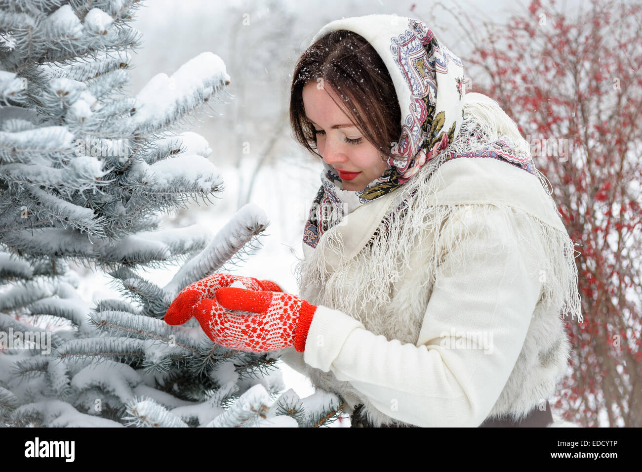 Junge Russin in Winter park Stockfoto