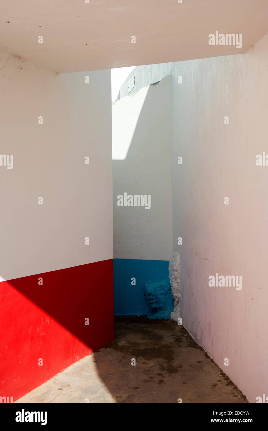 weiße, blaue und rote farbige Wände erstellen von abstraktere Formen in Ferragudo, Algarve portugal Stockfoto