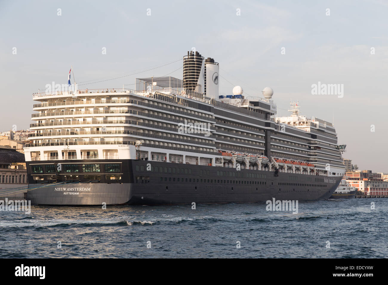 ISTANBUL, Türkei – 7. Oktober 2014: MS Nieuw Amsterdam Kreuzfahrtschiff im Hafen von Istanbul. Schiff hat 2.106 Passagierkapazität mit 86, Stockfoto